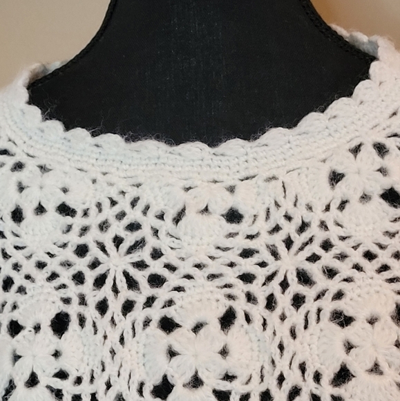 BEAUTIFUL WHITE KNIT Long Sleeved Sweater, Floral Detail - Picture 4 of 9